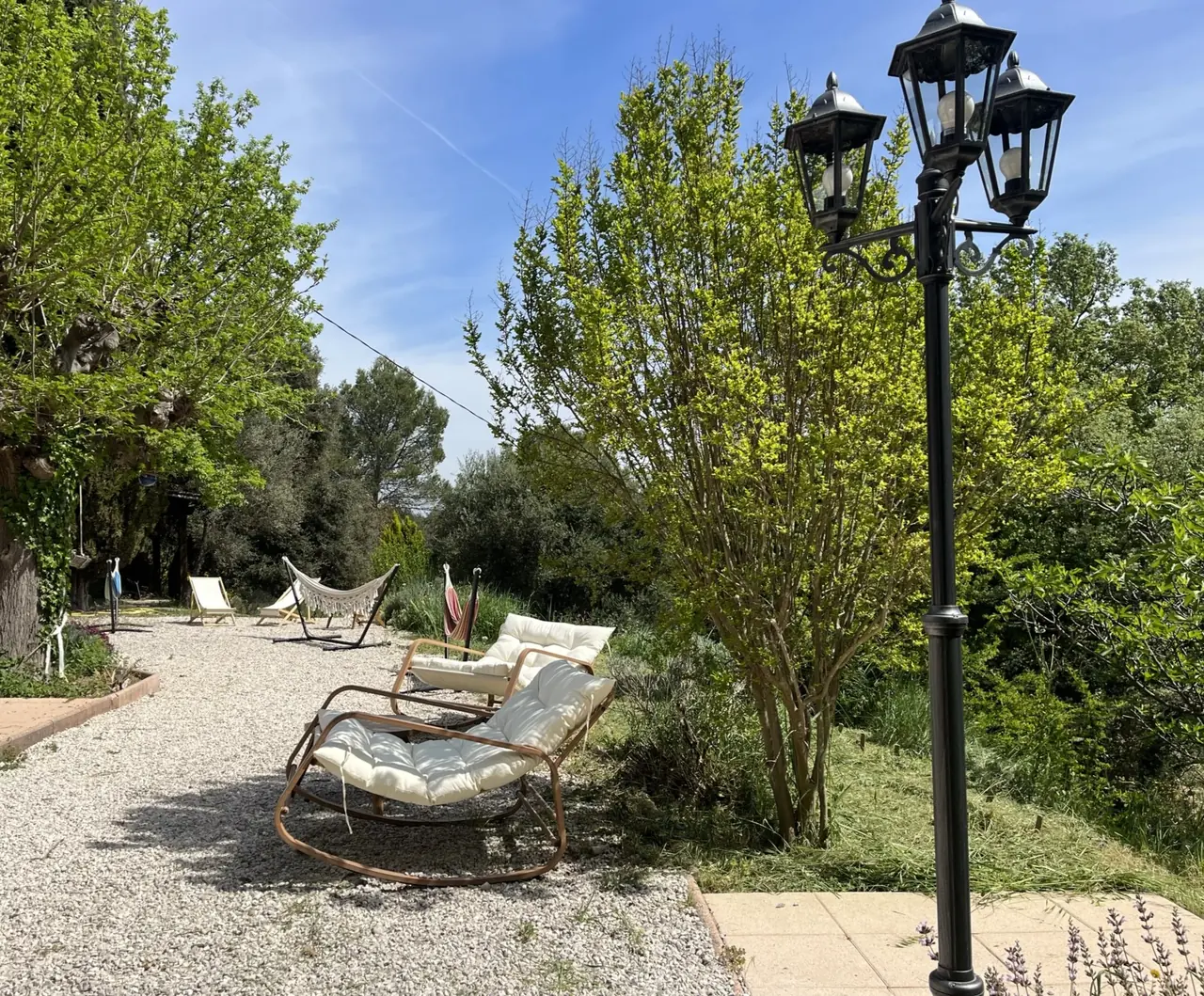 Les chaises longues du jardin