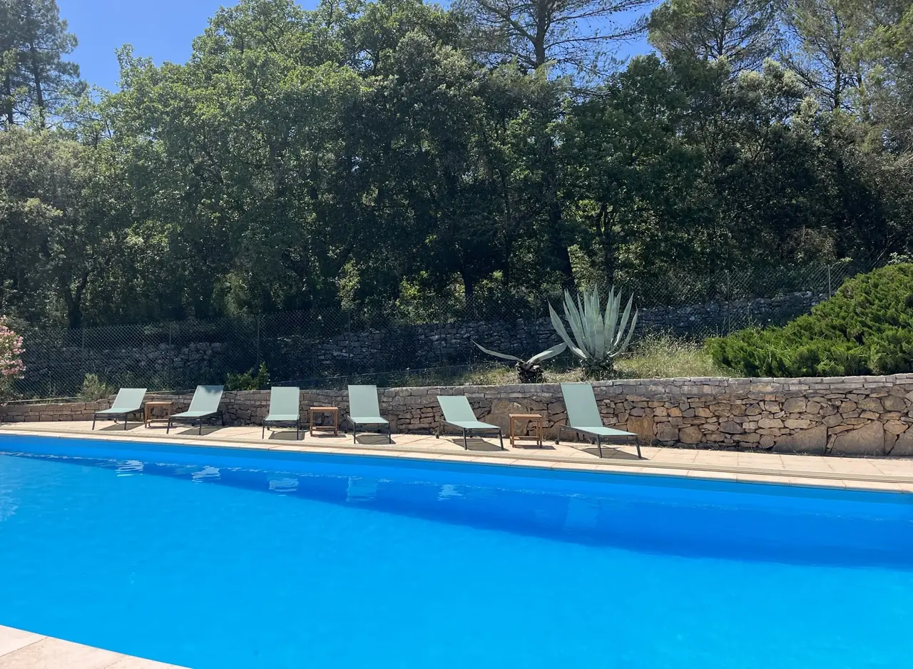 La piscine et ses murets de pierre