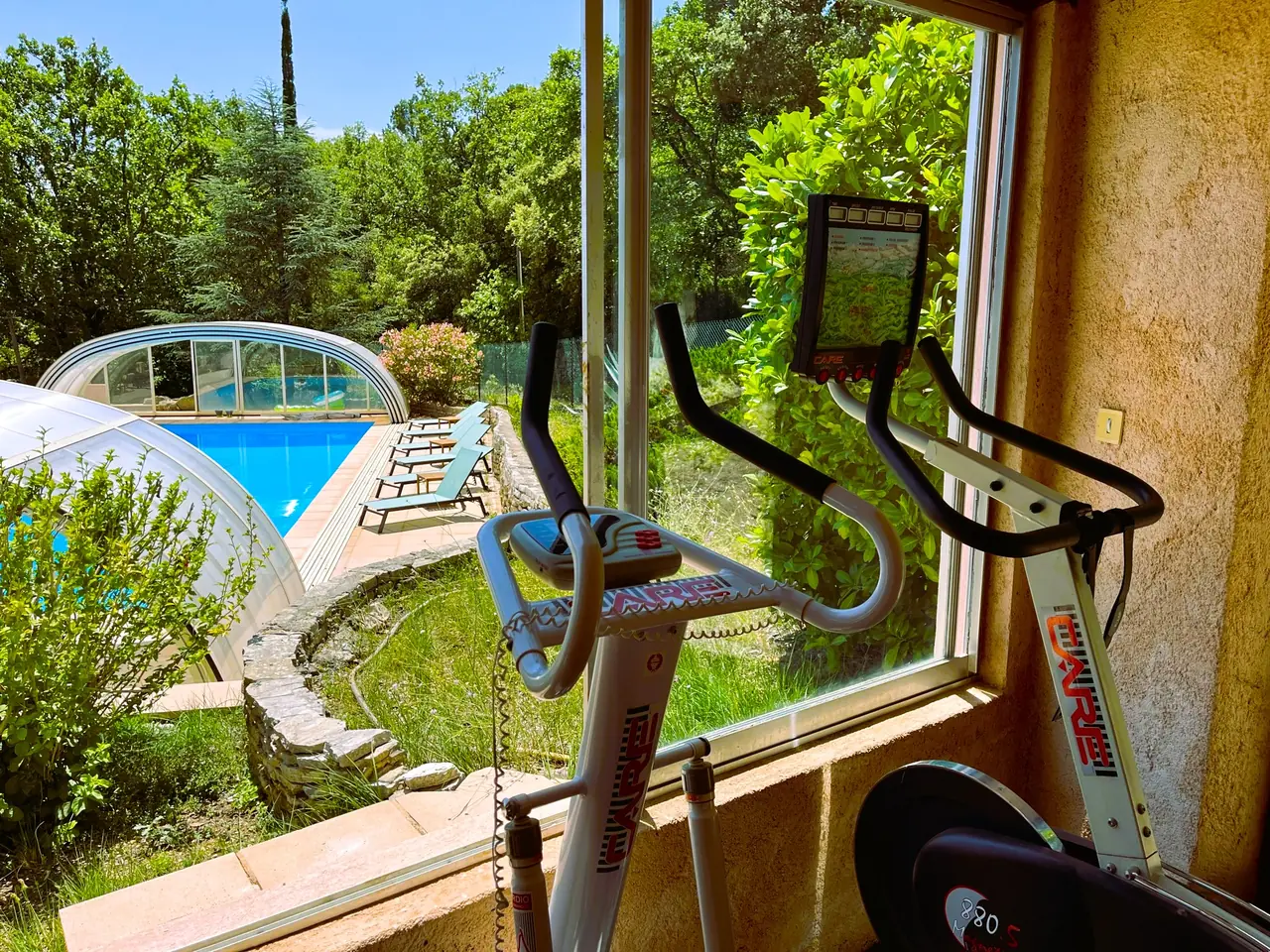 La salle de sport, vue piscine