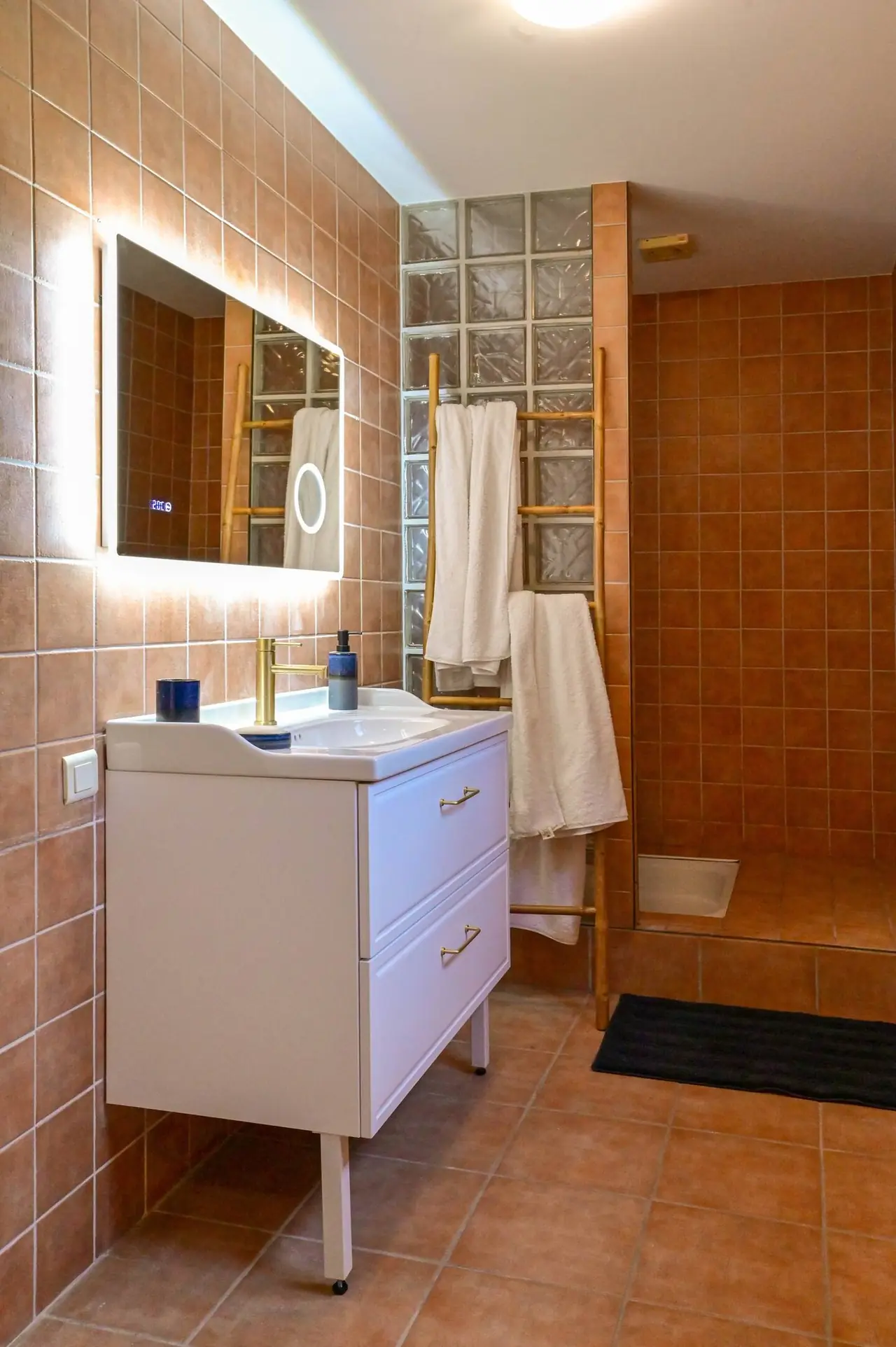 La douche de la Suite Bleue