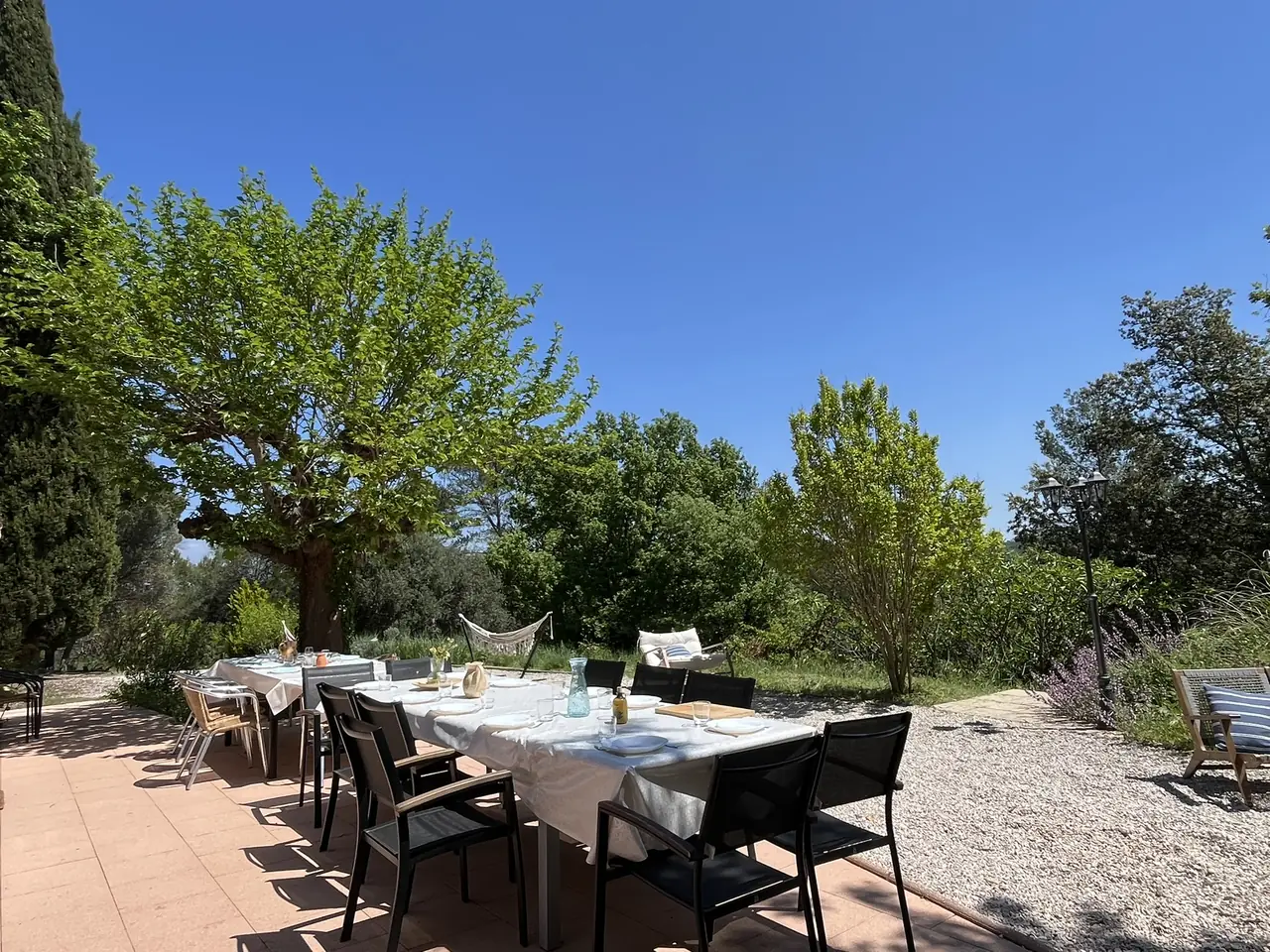 Déjeuner à l’ombre sur une terrasse du Domaine